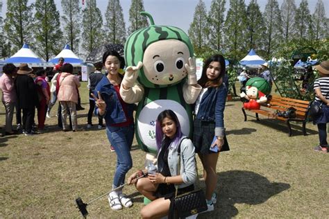 포토뉴스 외국인도 즐기는 4월 봄 축제 ‘함안수박축제 뉴스테이지