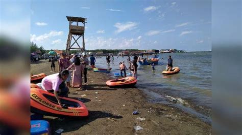 Banyak Bencana Pasang Air Laut Wisatawan Malah Padati Objek Wisata