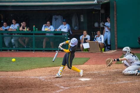 Binford Spins Gem As No 14 Baylor Softball Extends Winning Streak To 12 The Baylor Lariat