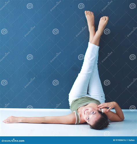 Femme Se Trouvant Sur Le Plancher Avec Des Jambes Photo Stock Image