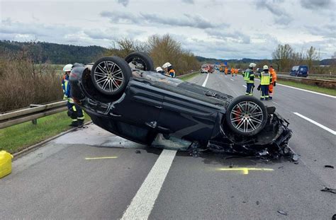 Rettungshubschrauber im Einsatz Porsche überschlägt sich bei Unfall