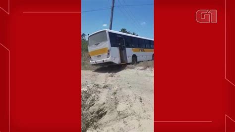 Ônibus escolar sem freio sai da pista e bate em barranco em Caucaia