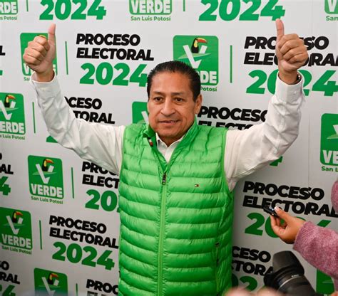 Gilberto Hernández Villafuerte se registra como aspirante a la