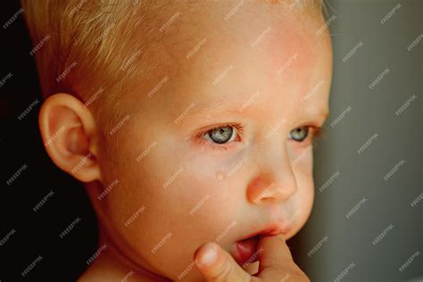 Ces Yeux Larmoyants Petit Garçon Enfant Au Visage Triste Cest Un Bébé