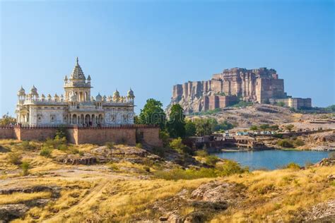 Mehrangarh Fort Mit Jaswant Thada Stockfoto Bild Von W Ste Ber Hmt