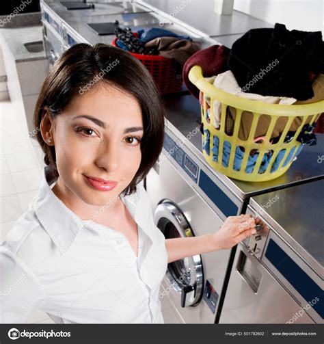 Mujer Joven Lavando Platos Cocina Fotografía De Stock