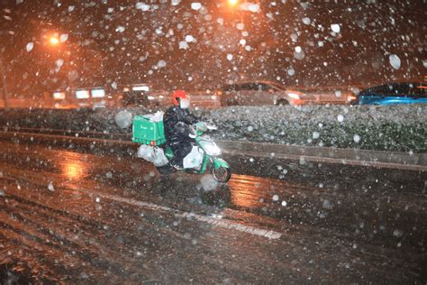 新闻8点见丨北京初雪来袭，这场雪有点早，也有点大居民