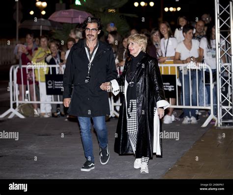 L actrice espagnole Concha Velasco arrive à l hôtel Maria Cristina pour