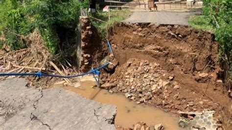 Jembatan Di Ponorogo Ambrol Akibat Tumpukan Sampah Akses