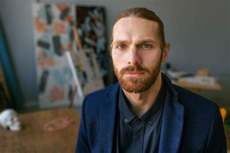 Retrato de homem barbudo bonito de terno Foto Grátis