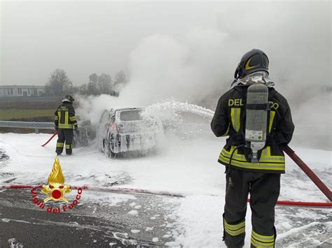 Auto In Fiamme Dopo Lo Schianto Con Il Guardrail Conducente Miracolata