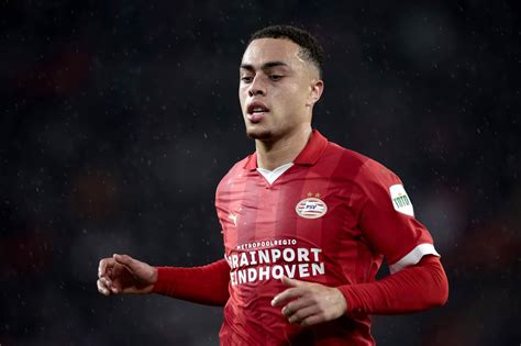 Pays Bas Prêté Par Le Barça Au Psv Sergiño Dest Victime Dune Grave