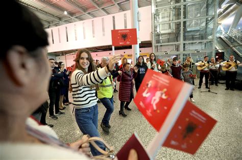 Aeroporti Ndërkombëtar i Tiranës vishet kuq e zi për 111 vjetorin e