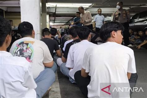 Polisi Menangkap 159 Siswa Yang Hendak Ikut Demo Tolak RUU Pilkada