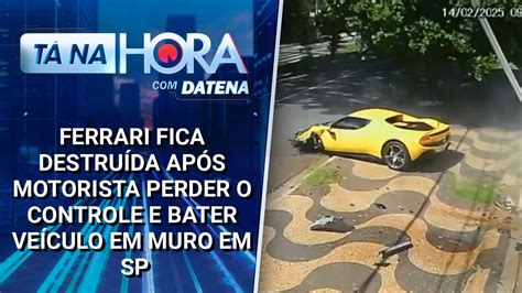 Ferrari fica destruída após motorista perder o controle e bater veículo