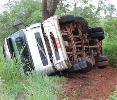 Caminh O Carregado Melancia Perde A For A E Tomba Em Rodovia