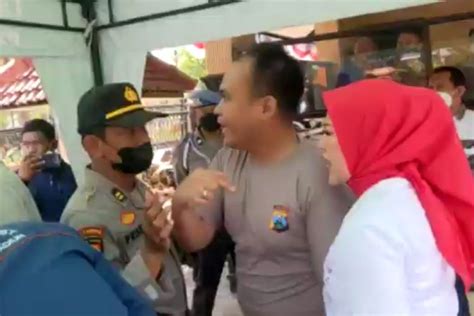 Kasat Lantas Madiun Marah Dan Copot Baju Dinas Usai Istrinya Terpegang