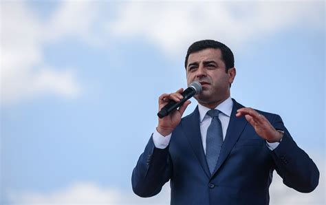 Eski HDP Eş Genel Başkanı Selahattin Demirtaş Ayağa kalk ve değiştir