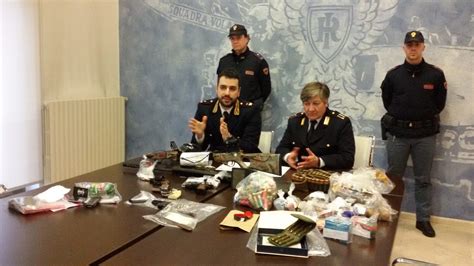 Armi E Stupefacenti Padre E Figlio Arrestati La Nuova Provincia