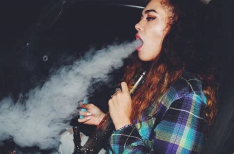 Des Bongs Et Des Femmes à La Rencontre Des « Ganja Girls Dinstagram