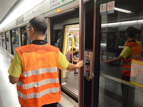 港鐵彩虹站架空電纜一度供電故障 觀塘線列車服務嚴重受阻 星島日報