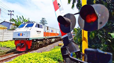 Palang Perlintasan Kereta Api JPL 28 Melintas Ka Kamandaka Dari Stasiun