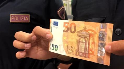 Brescia Trovano Mila Euro In Strada E Li Portano Alla Polizia Si