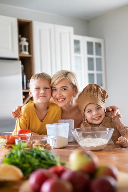 M E Ensinando Seus Filhos A Cozinhar Em Casa Foto Gr Tis