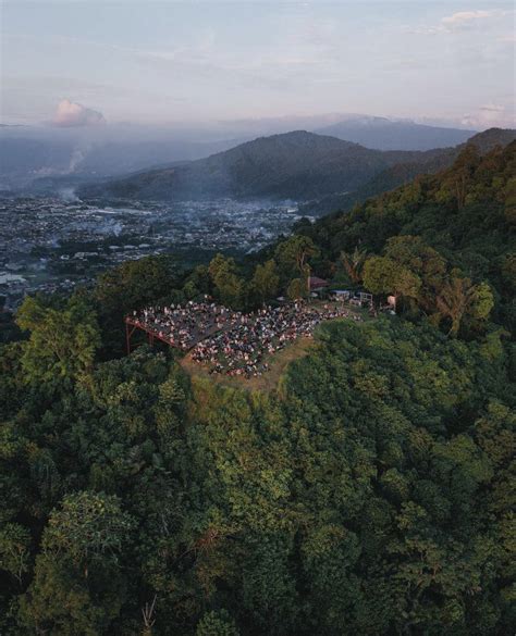 Tujuh Puncak Terbaik Menikmati Keindahan Alam Sumatera Barat