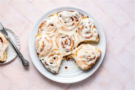 Top 4 Cinnamon Roll Icing Recipes