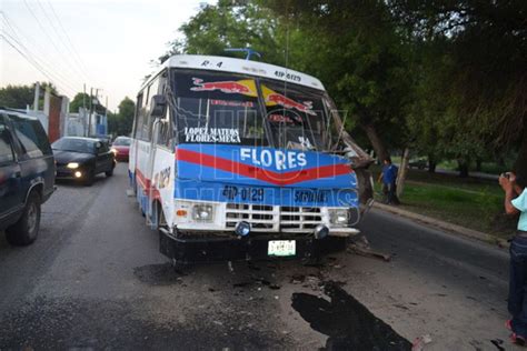 Hoy Tamaulipas Choca Microbus Contra Camion De Basura En Ciudad Victoria