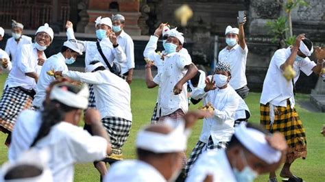 Serunya Tradisi Perang Ketupat Di Bali