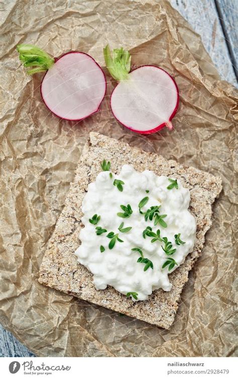 Knäckebrot mit Hüttenkäse und Radieschen ein lizenzfreies Stock Foto