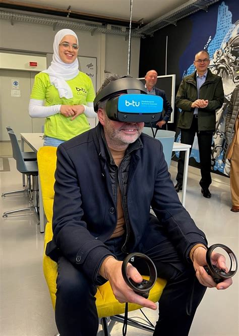 Der Cottbuser Oberb Rgermeister Zu Besuch Im Dlr School Lab Btu Cottbus