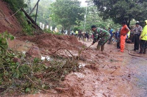 Longsor Tutup Jalan Desa Di Karanganyar Warga Gotong Royong Bersihkan