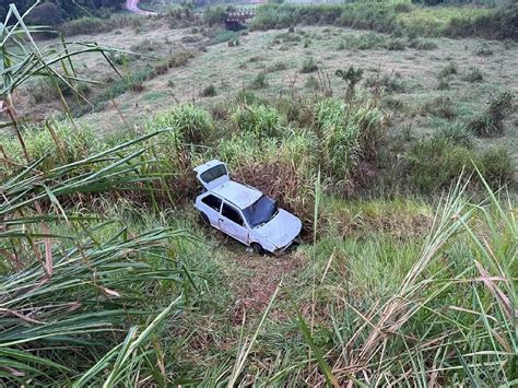 Duas Pessoas Ficam Feridas Ap S Carro Capotar E Cair Em Ribanceira S