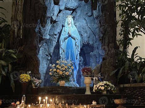 La Cueva De La Virgen Mar A La Estatua De La Virgen Mar A En Una