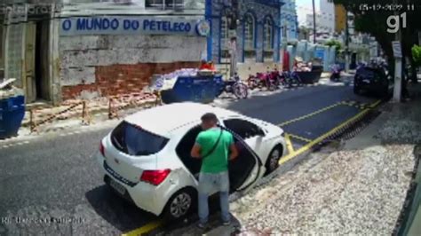 V Deo Homem Assaltado Em Frente Escola Infantil Enquanto Entrava