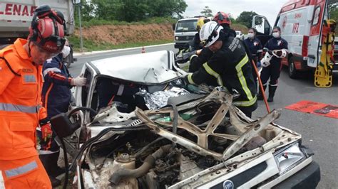 Idoso fica preso às ferragens após acidente caminhonete na MG 050