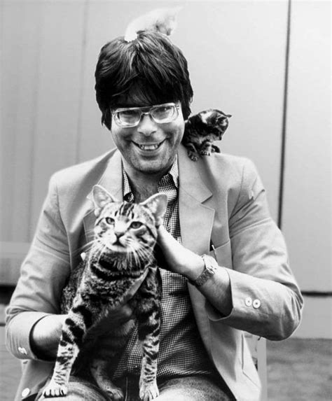 Stephen King posing with his beloved cats (1980s) | Escritores, Mascotas, Famosos