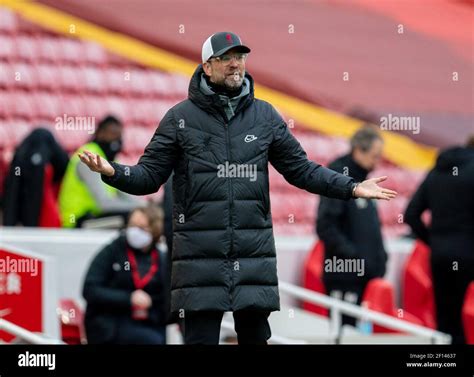 Liverpool Fulham Hi Res Stock Photography And Images Alamy