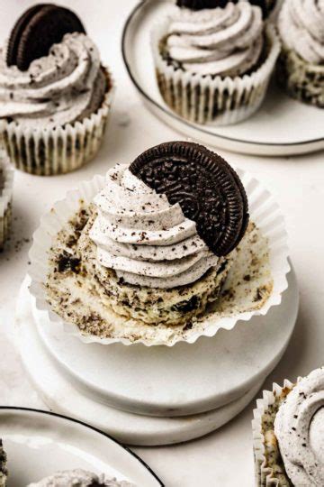 Easy 5-Min Oreo Whipped Cream Cheese Frosting Recipe