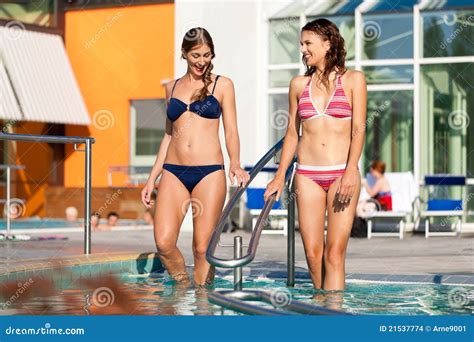 Duas Mulheres Na Piscina Foto De Stock Imagem De Bonito 21537774