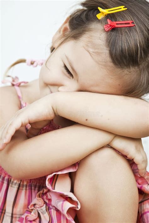 Il Bambino Si Siede Con La Sua Testa Sulle Sue Ginocchia Fotografia