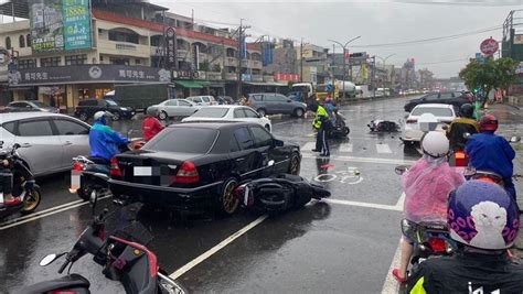 高雄驚悚車禍！自小客紅燈保齡球猛撞多車5人傷 駕駛：我剎車失靈 社會 三立新聞網 Setn