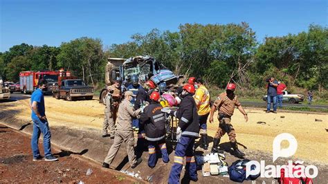 Homem Fica Ferido Ap S Um Grave Acidente Envolvendo Duas Carretas Em