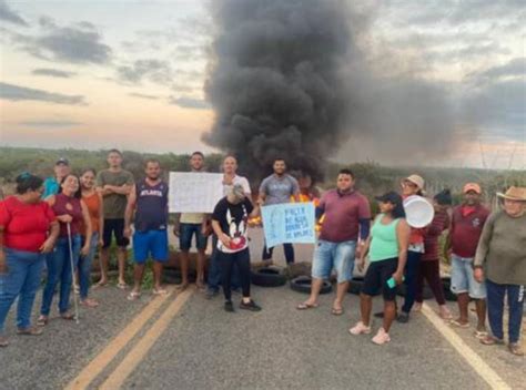 Moradores Fazem Protesto Por Falta D Gua E Interditam Estrada No