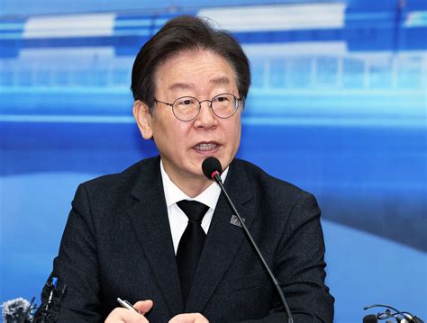 광주 찾은 이재명 “5·18 정신 헌법 수록 달빛 철도 속도 내야”