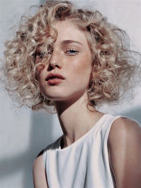 9 Stunning Hairstyles For Short Curly Puffy Hair