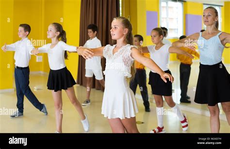 Les Enfants Apprennent Des Mouvements De Danse En Classe De Danse Photo